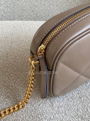 detail-samping-Tory-Burch-Kira-Diamond-Quilt-Camera-Bag-Taupe-Oak-balilene