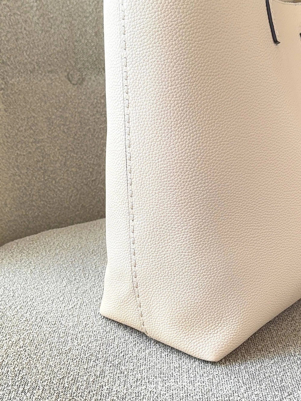 detail-samping-Tory-Burch-McGraw-Tote-Bag-Brie-balilene