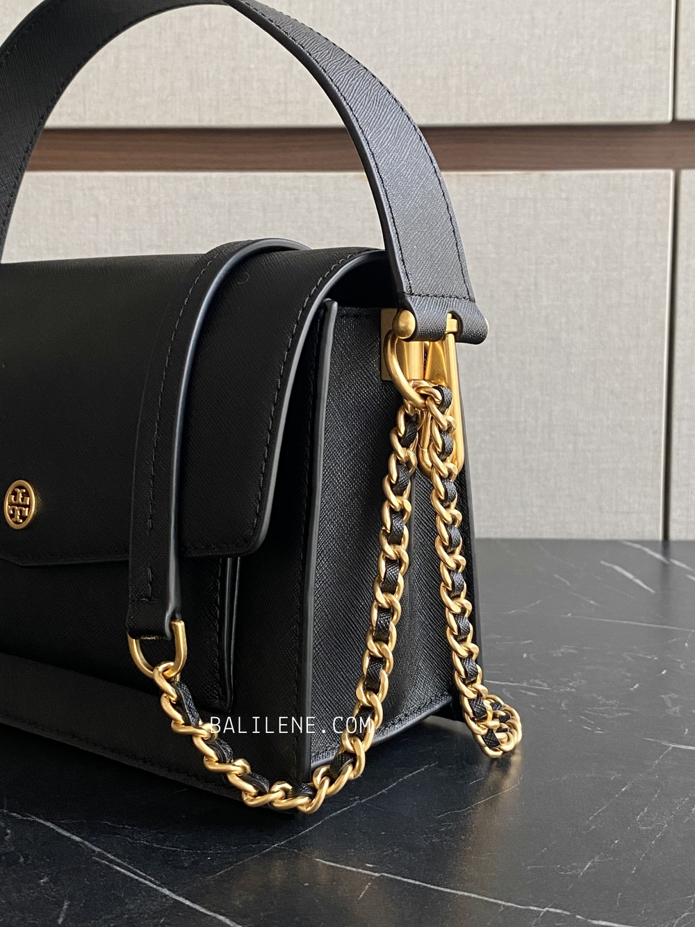 detail-samping-Tory-Burch-Robinson-Black-Saffiano-Leather-With-Gold-Hardware-Black-balilene