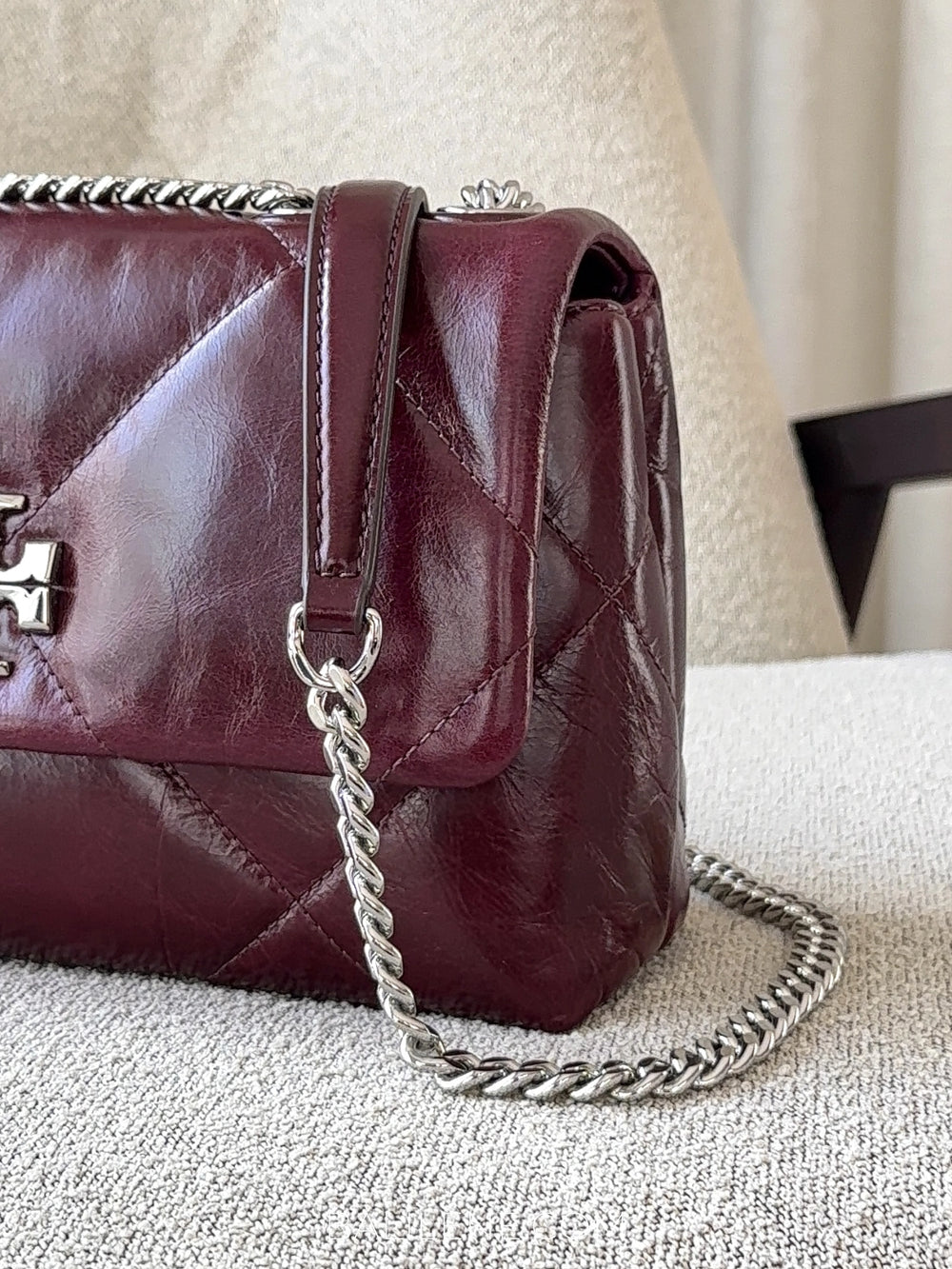 detail-samping-Tory-Burch-Small-Kira-Diamond-Quilt-Distressed-Shoulder-Bag-Dark-Carmine-balilene