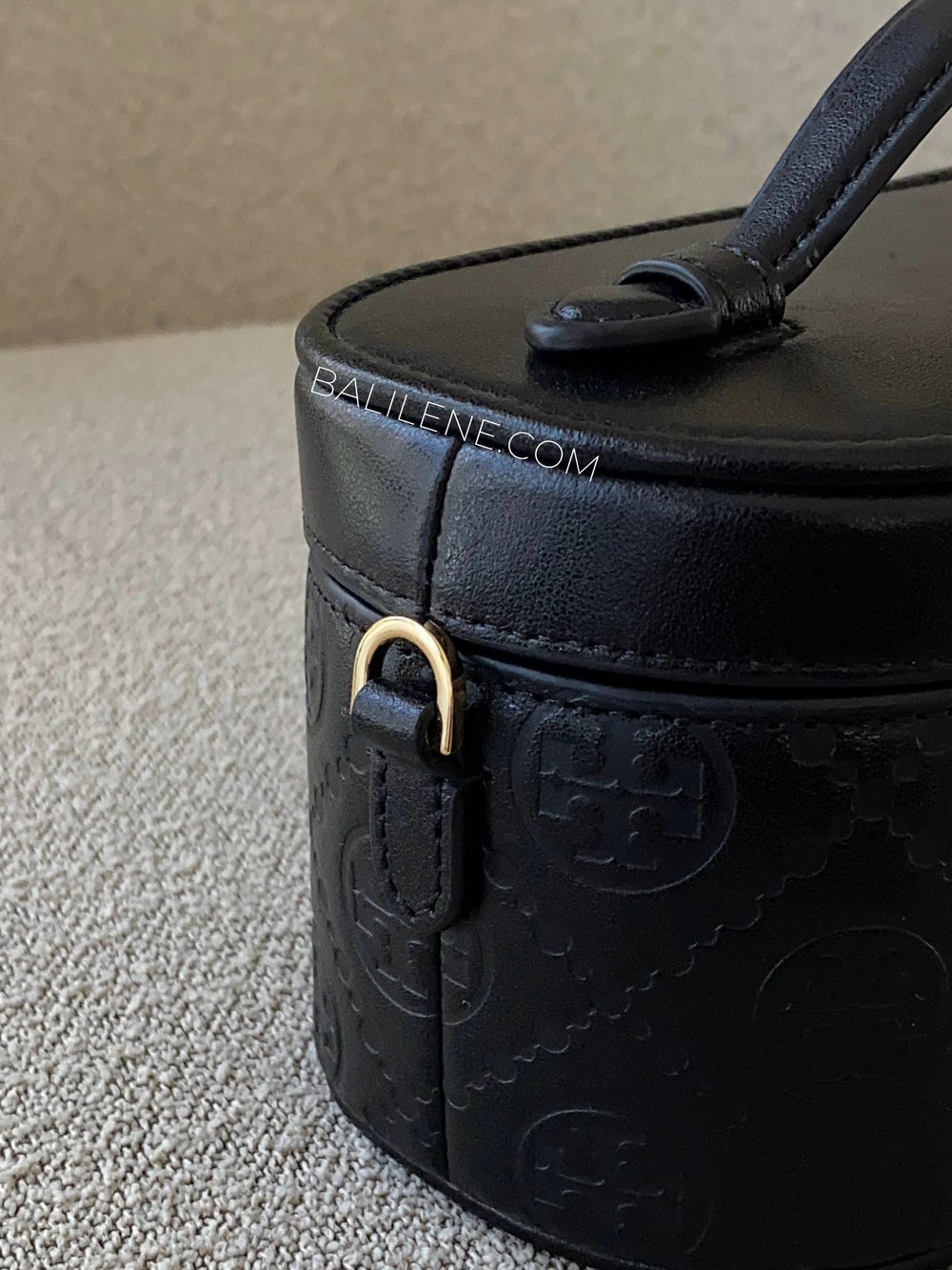 detail-samping-Tory-Burch-T-Monogram-Leather-Vanity-Case-Bag-Black-balilene