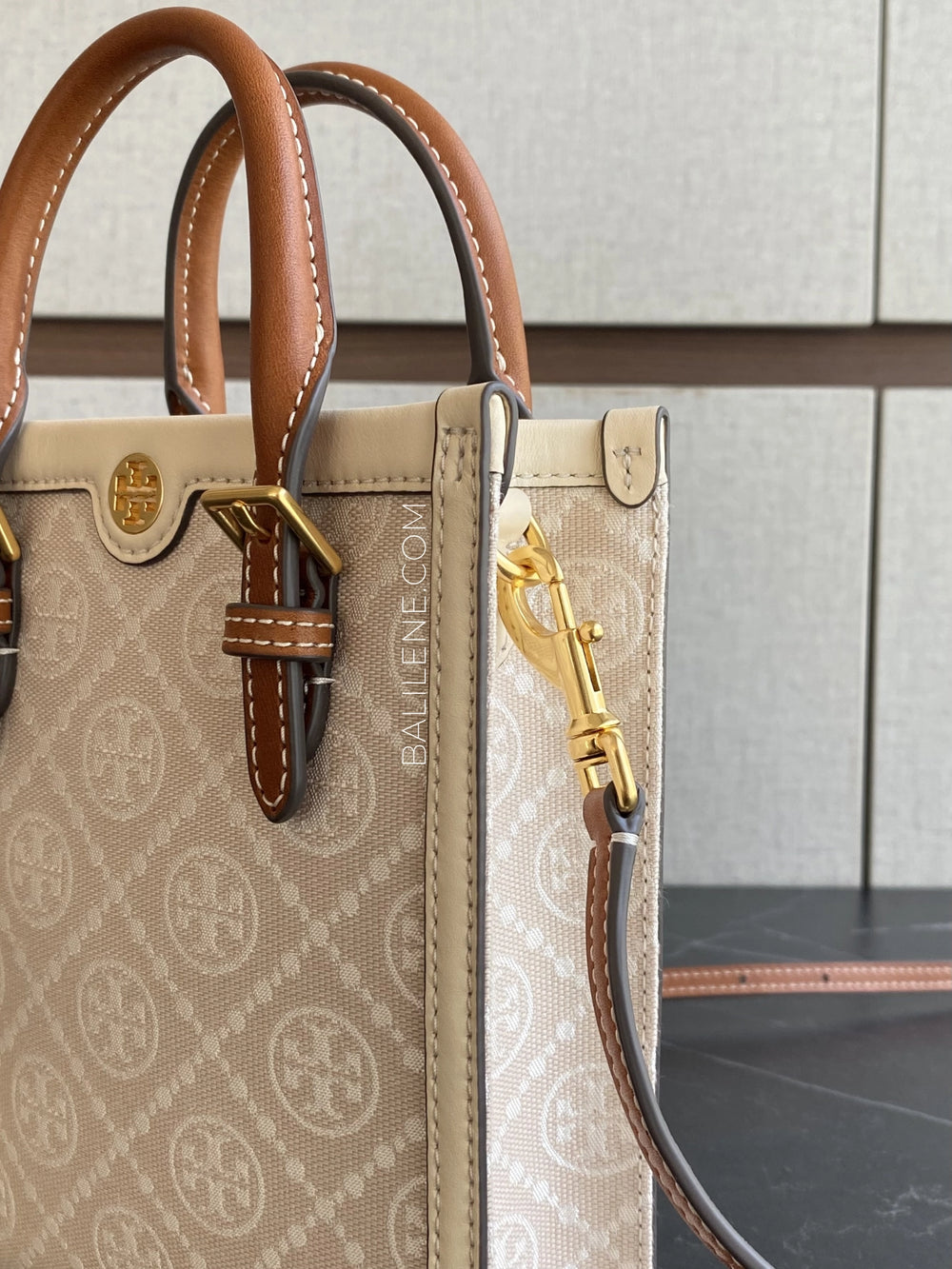 detail-samping-Tory-Burch-T-Monogram-Mini-Tote-Ivory-balilene