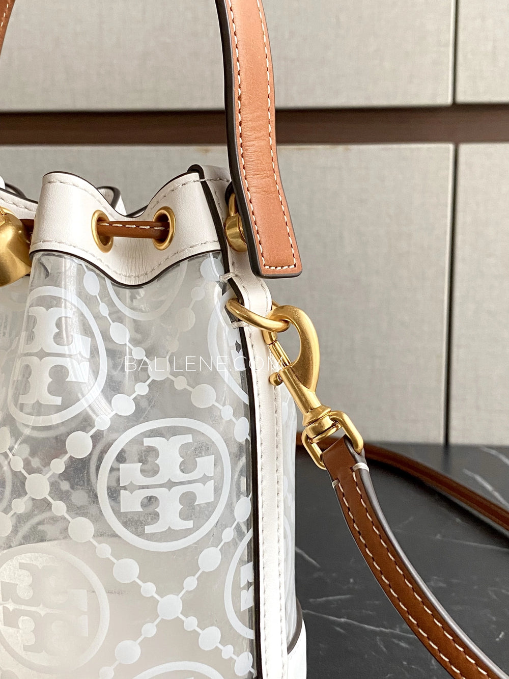 detail-samping-Tory-Burch-T-Monogram-TPU-Mini-Bucket-Bag-Clear-balilene