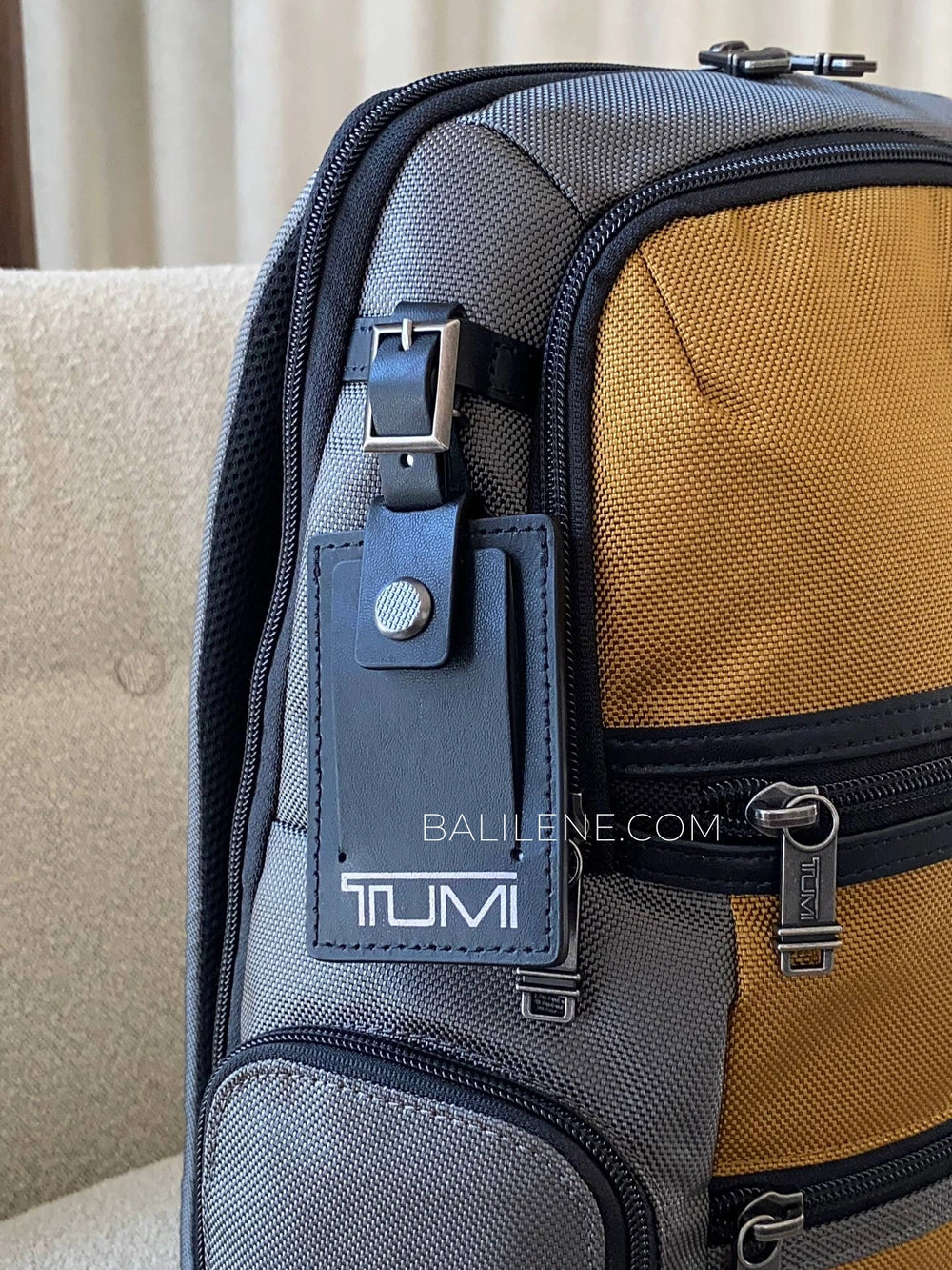 detail-samping-Tumi-Parrish-Backpack-Golden-Brown-and-Grey-balilene