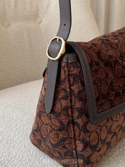 detail-strap-Coach-Etta-Flap-Bag-In-Signature-Chenille-Truffle-balilene