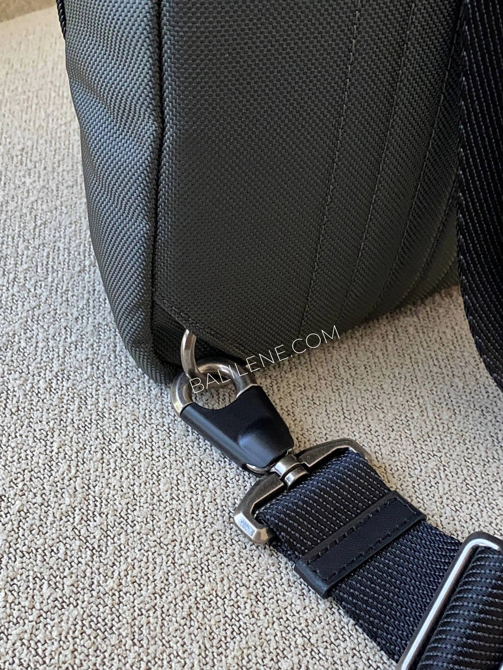 detail-strap-Fife-Slim-Sling-Bag-Seal-Grey-TUMI-balilene