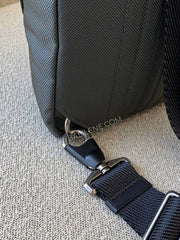 detail-strap-Fife-Slim-Sling-Bag-Seal-Grey-TUMI-balilene