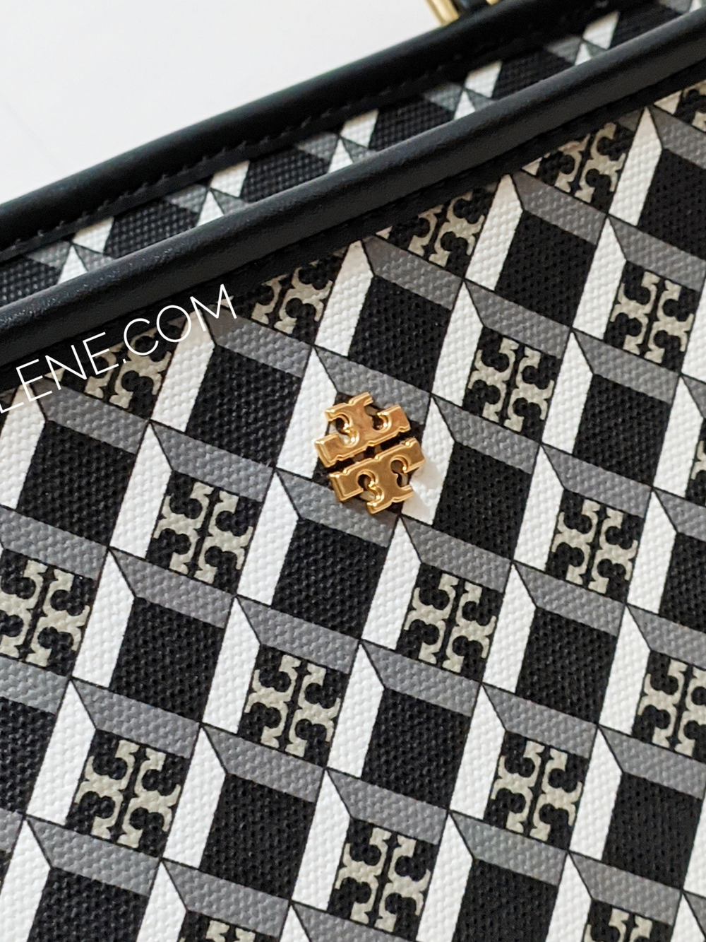 detail-tas-Tory -Burch -Geo- Logo- Top -Zip- Tote- Black -Logo- Allover