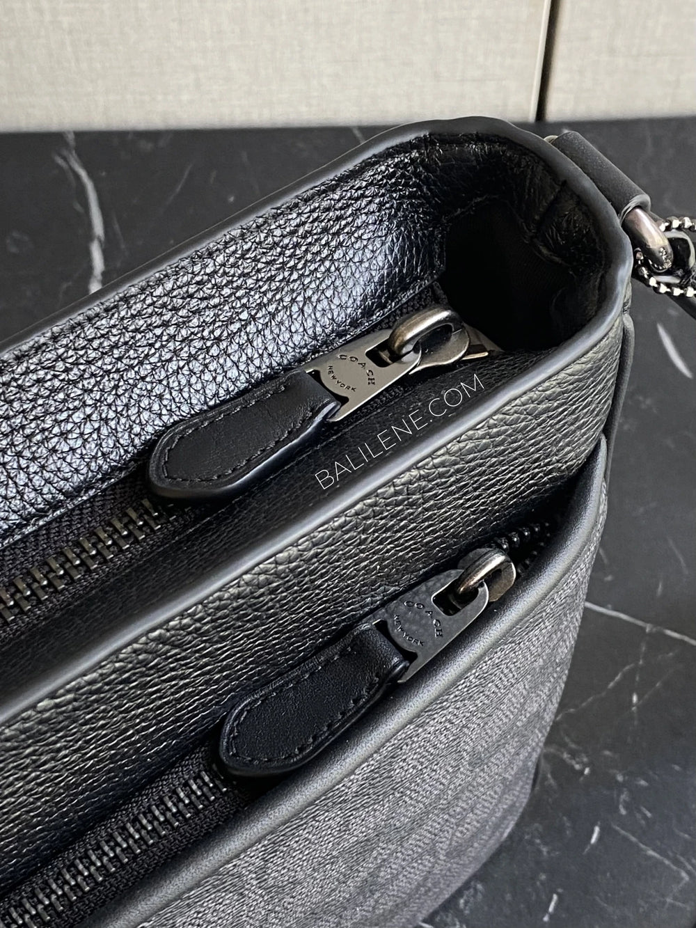 detail-zip-Coach-District-Crossbody-Bag-In-Signature-Canvas-Charcoal-Black-balilene