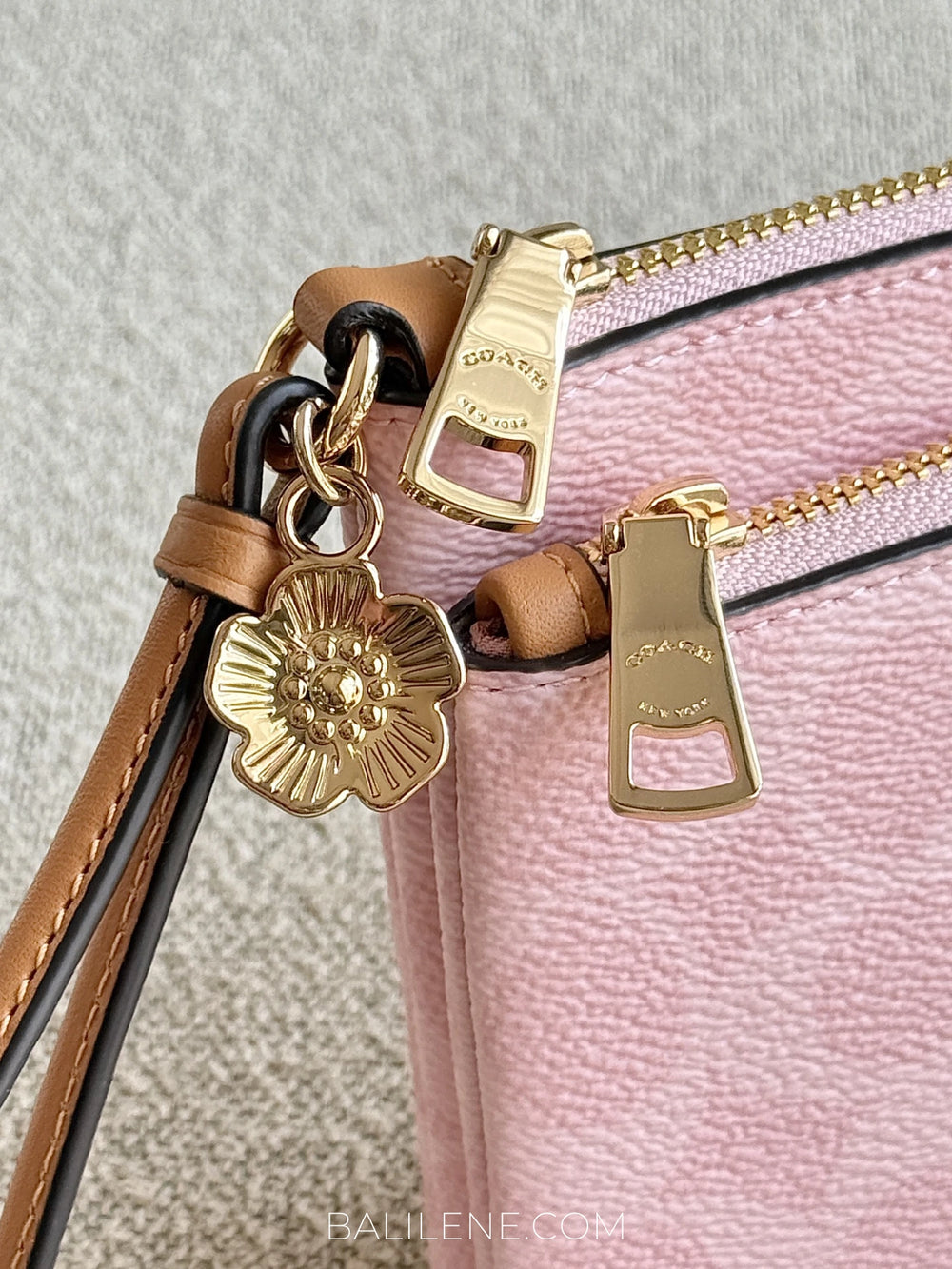 detail-zip-Coach-Double-Zip-Wallet-In-Signature-Canvas-With-Charms-Powder-Pink-balilene