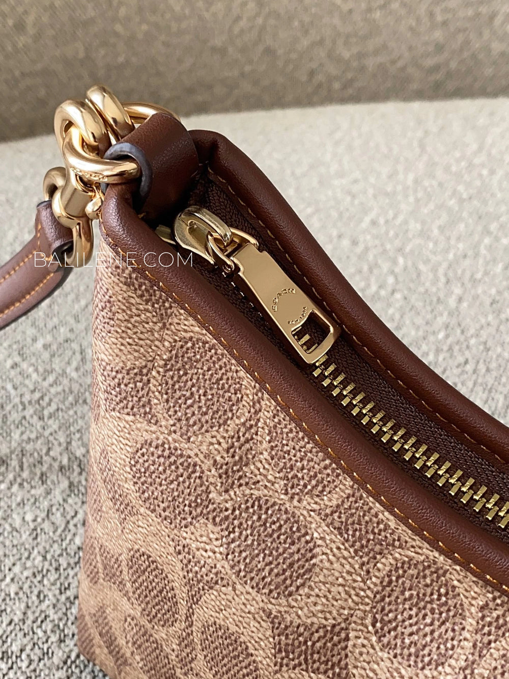 detail-zip-Coach-Laurel-Small-Shoulder-Bag-In-Signature-Canvas-Tan-Brown-balilene