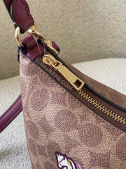 detail-zip-Coach-Zip-Top-Shoulder-Bag-In-Signature-Canvas-With-Horse-And-Carriage-Print-Tan-Black-Cherry-balilene