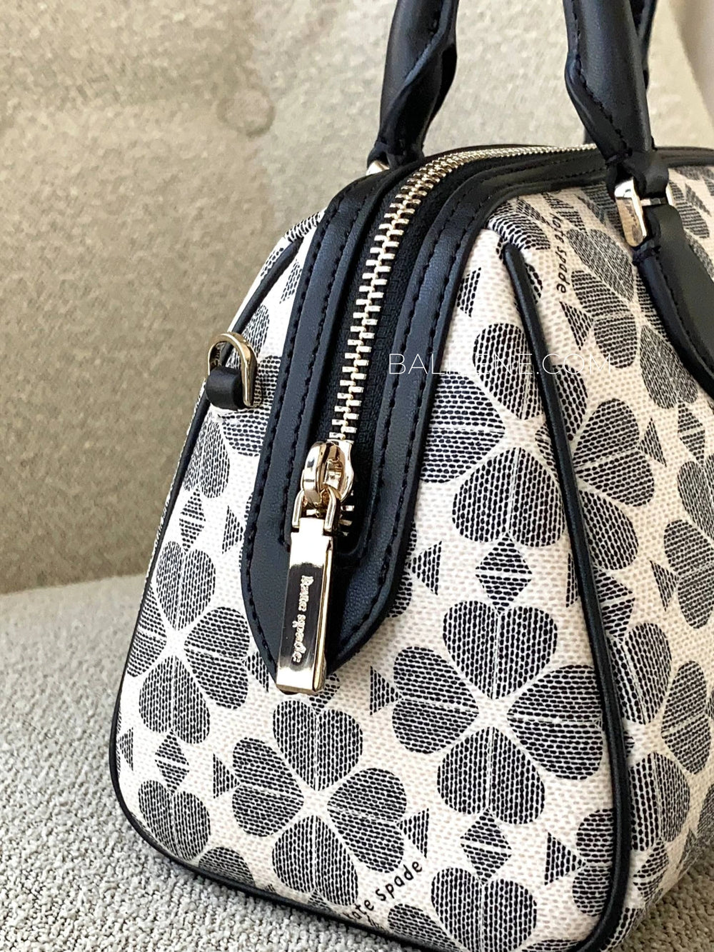 detail-zip-Kate-Spade-Signature-Spade-Flower-Duffle-Crossbody-Bag-Black-Multi-balilene