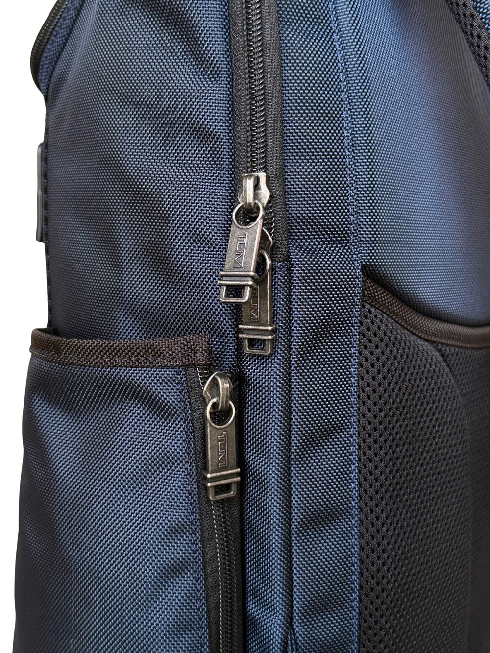 detail-zip-TM-Thornhill-Backpack-Navy