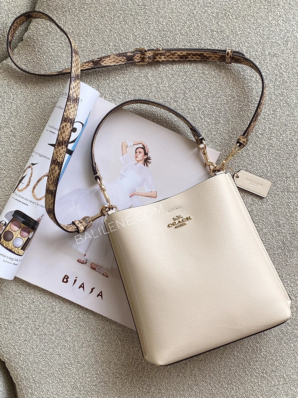 gambar-Coach-Mollie-Bucket-Bag-22-Snake-Embossed-Leather-Ivory-Multi-balilene