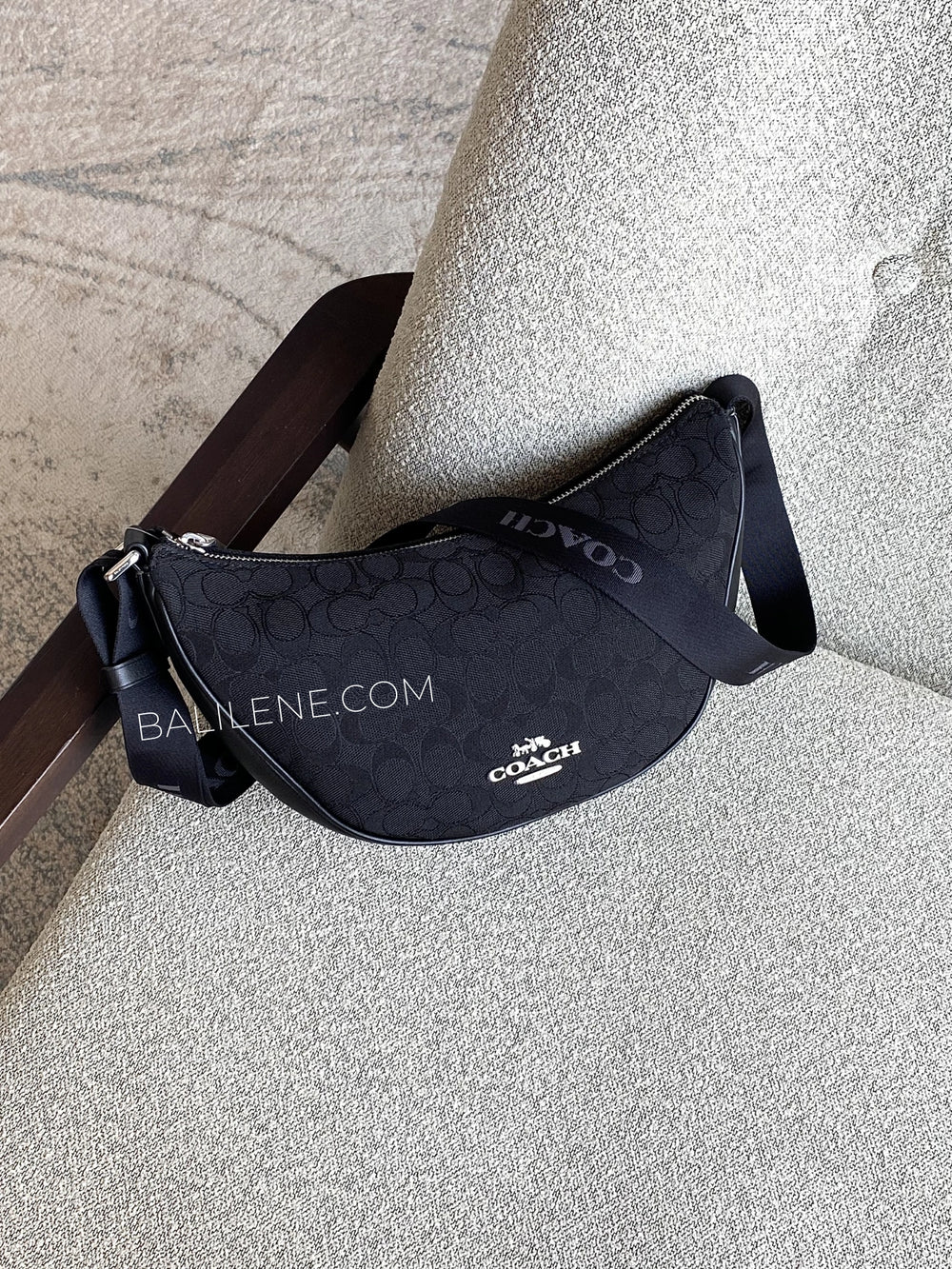 gambar-Coach-Pace-Shoulder-Bag-In-Signature-Jacquard-Black-balilene