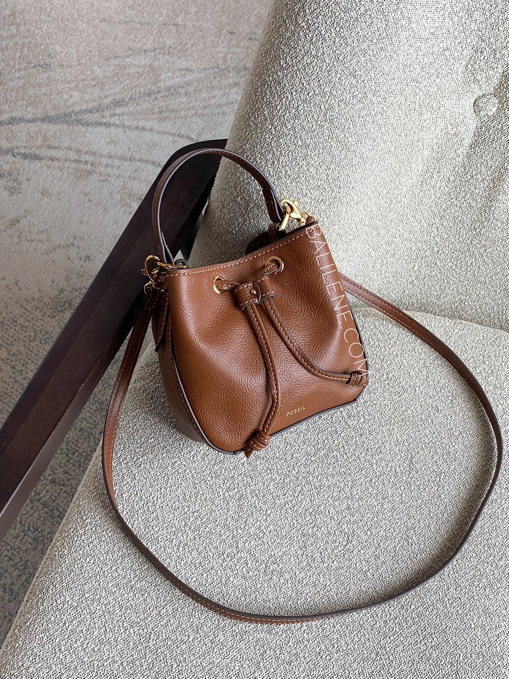gambar-Fossil-Tessa-Small-Bucket-Crossbody-Brown-balilene