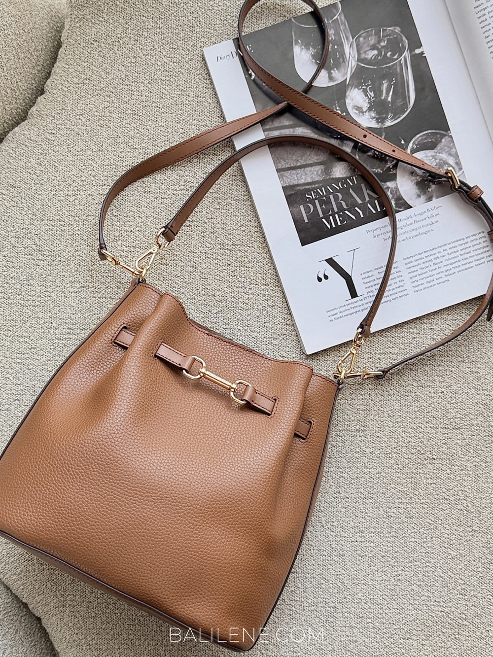 gambar-Michael-Kors-Carson-Medium-Pebbled-Leather-Convertible-Bucket-Crossbody-Bag-Luggage-balilene