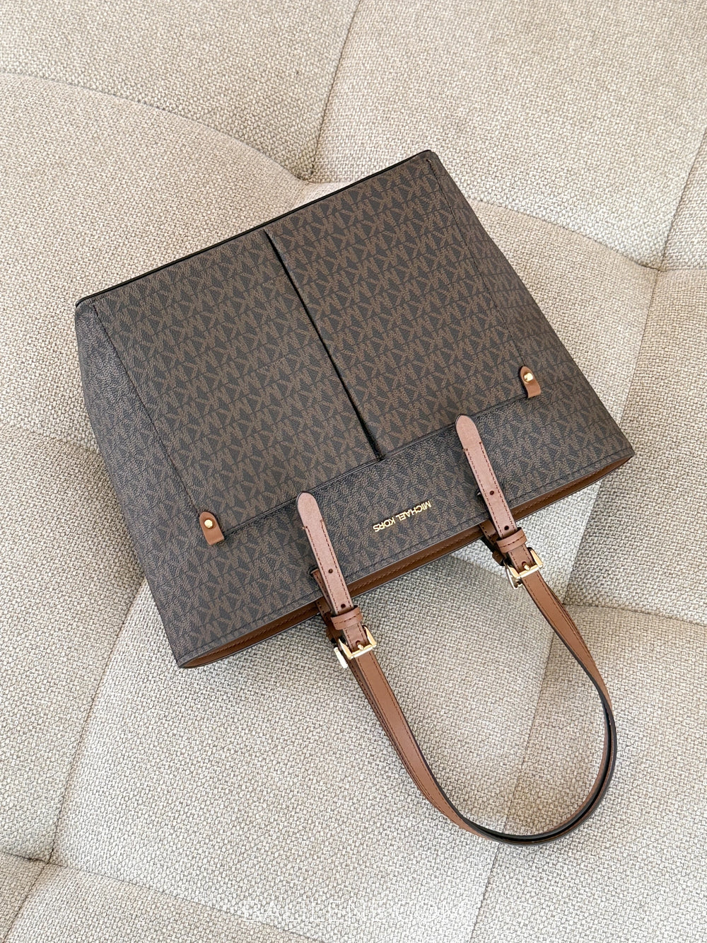 gambar-Michael-Kors-Jet-Set-Medium-Logo-Pocket-Tote-Bag-Brown-balilene