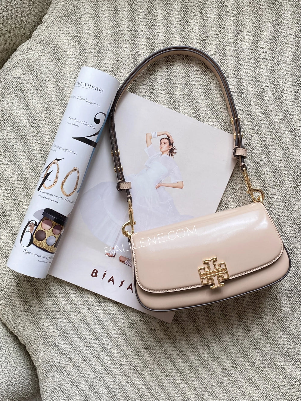 gambar-Tory-Burch-Britten-Patent-Convertible-Crossbody-Bag-Devon-Sand-balilene