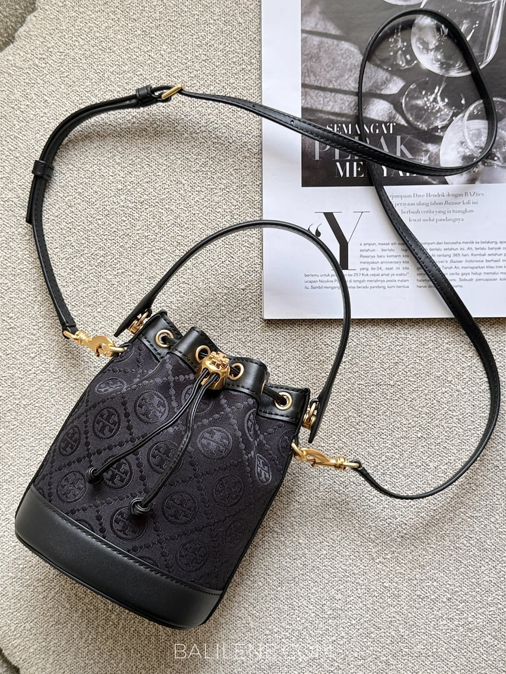 gambar-Tory-Burch-Mini-T-Monogram-Bucket-Bag-Black-balilene