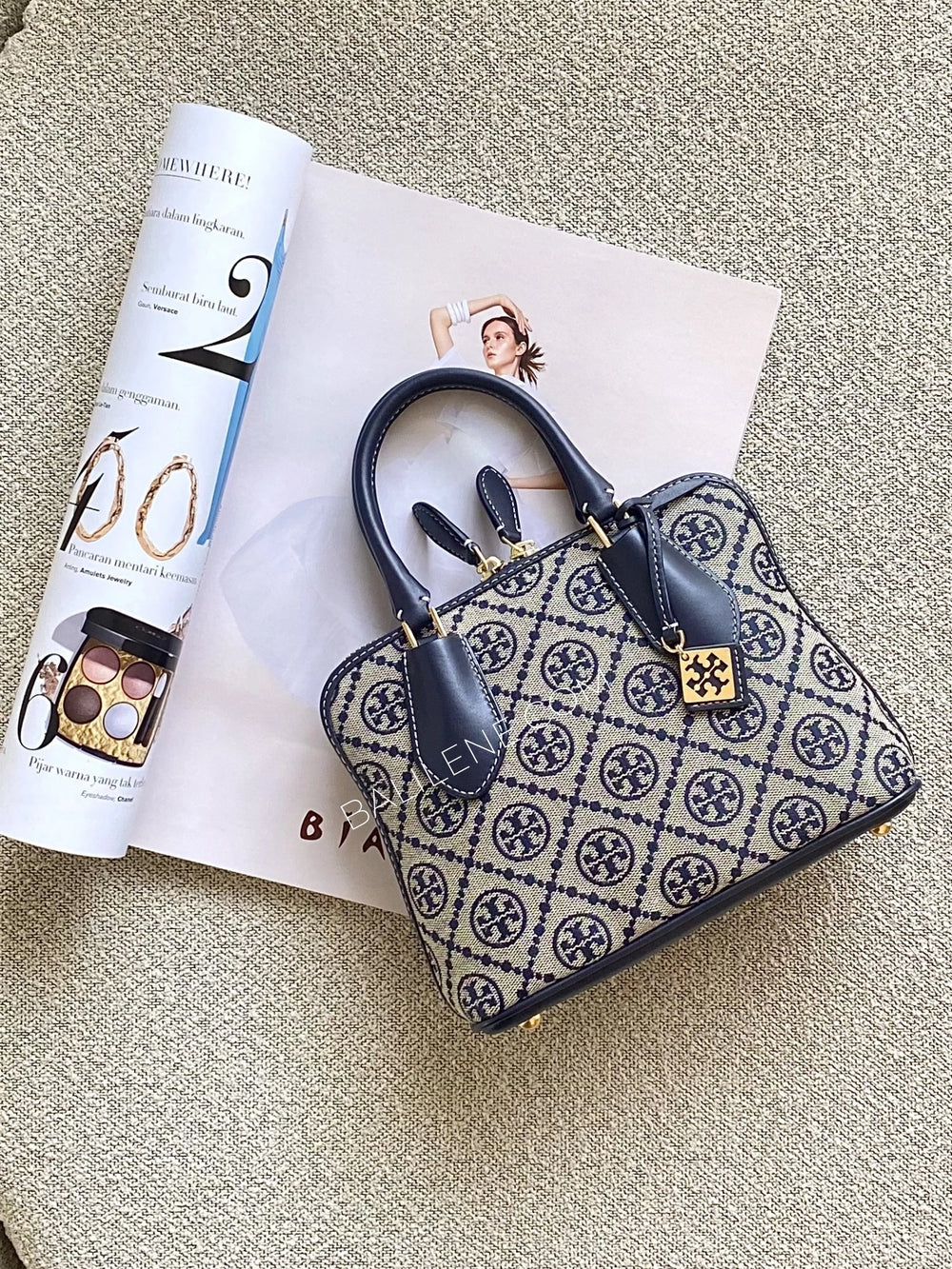 gambar-Tory-Burch-Mini-T-Monogram-Jacquard-Swing-Satchel-Tory-Navy-balilene