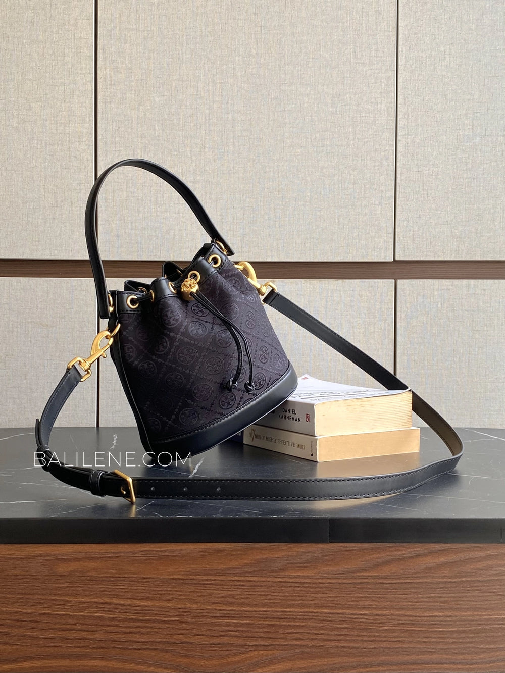 gambar-Tory-Burch-T-Monogram-Bucket-Bag-Black-balilene