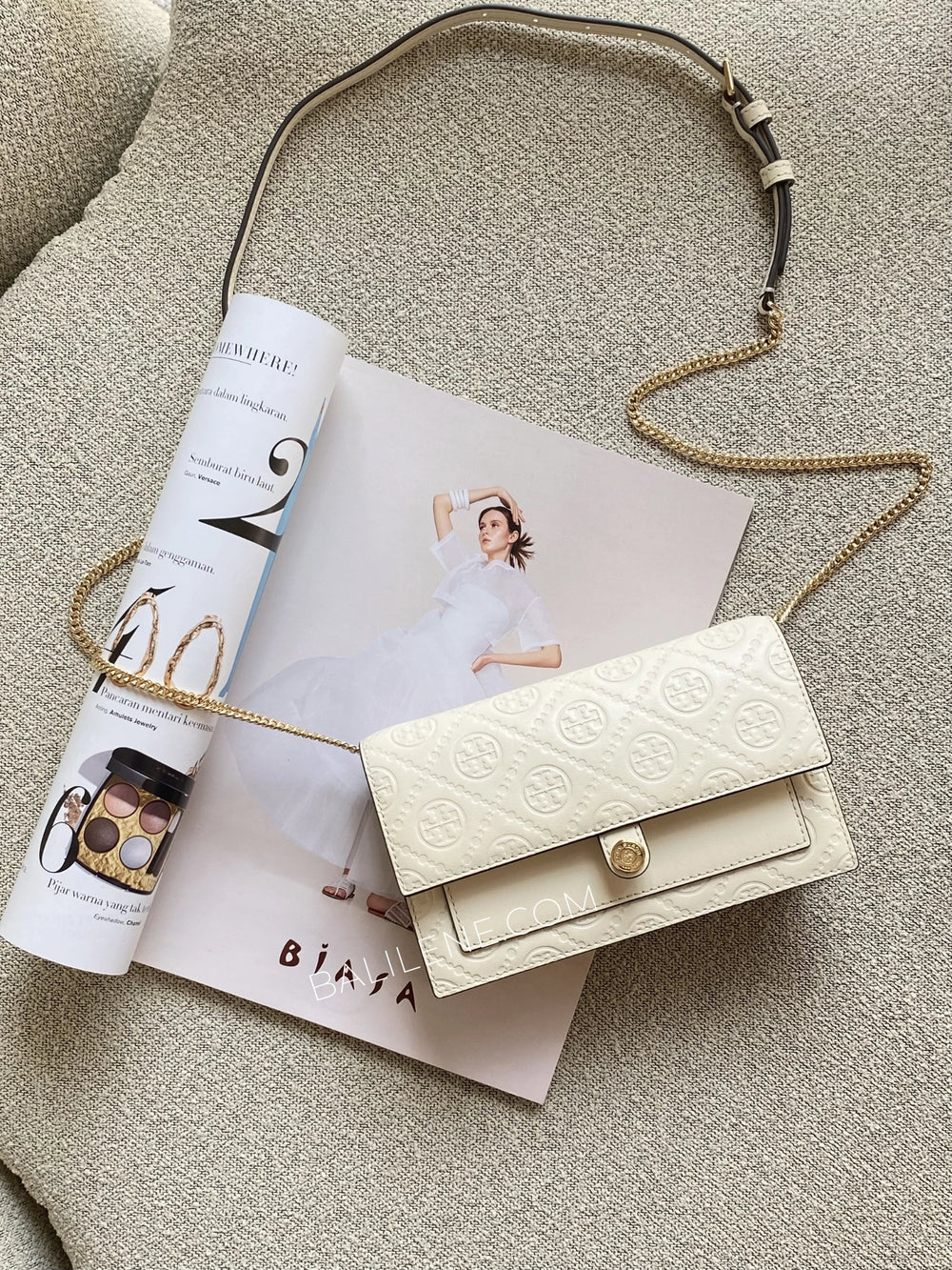 gambar-Tory-Burch-T-Monogram-Leather-Chain-Wallet-Light-Cream-balilene