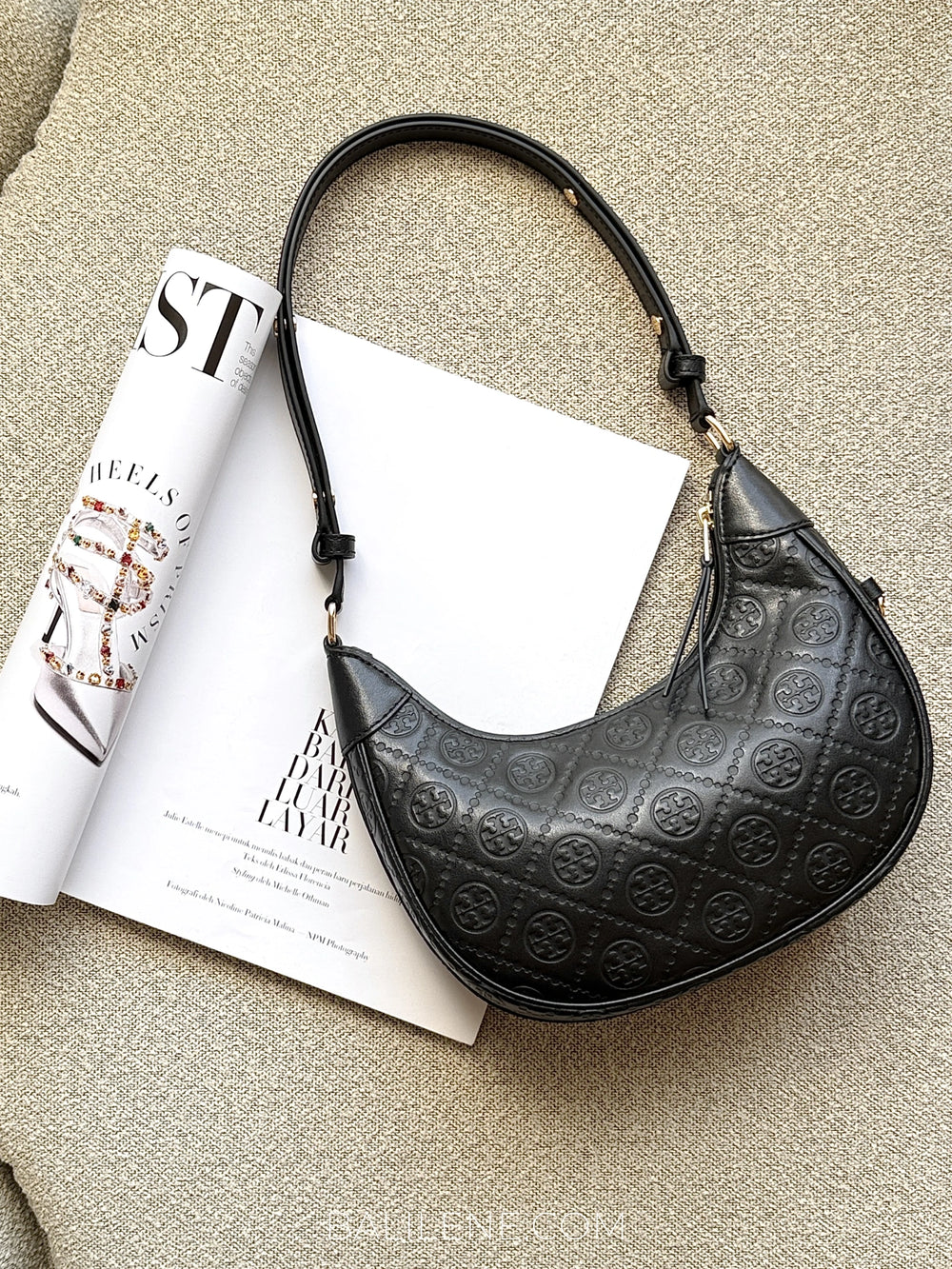 gambar-Tory-Burch-T-Monogram-Leather-Crescent-Bag-Black-balilene
