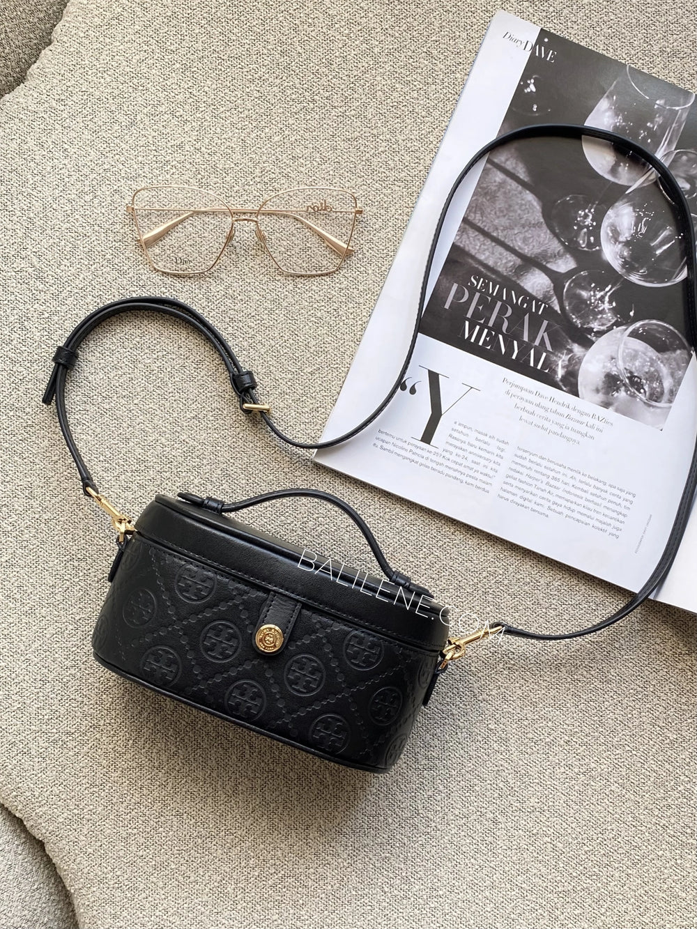 gambar-Tory-Burch-T-Monogram-Leather-Vanity-Case-Bag-Black-balilene