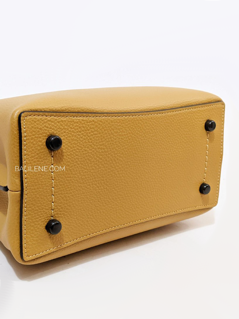 gambar-bawah-Coach-Willow-Bucket-Bag-In-Colorblock-Flax-Multi