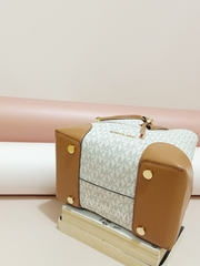 gambar-bawah-Michael-Kors-Mercer-Gallery-Small-Logo-Shoulder-Bag-Vanilla