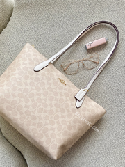 gambar-depan-Coach-Zip-Top-Tote-In-Signature-Canvas-Sand-Chalk-balilene