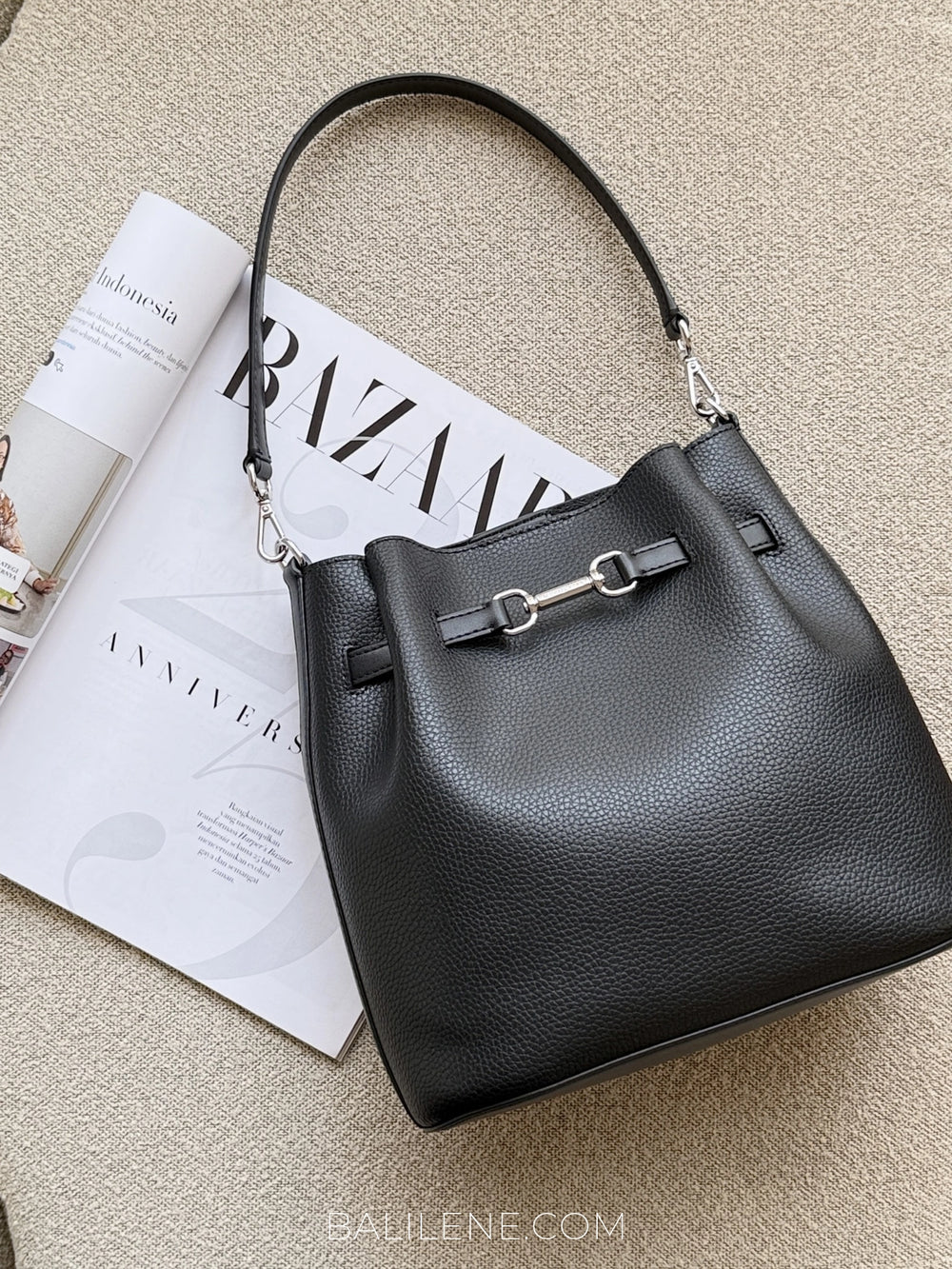 gambar-depan-Michael-Kors-Carson-Medium-Pebbled-Leather-Convertible-Bucket-Crossbody-Bag-Black-balilene