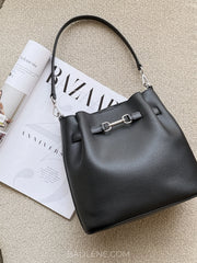 gambar-depan-Michael-Kors-Carson-Medium-Pebbled-Leather-Convertible-Bucket-Crossbody-Bag-Black-balilene