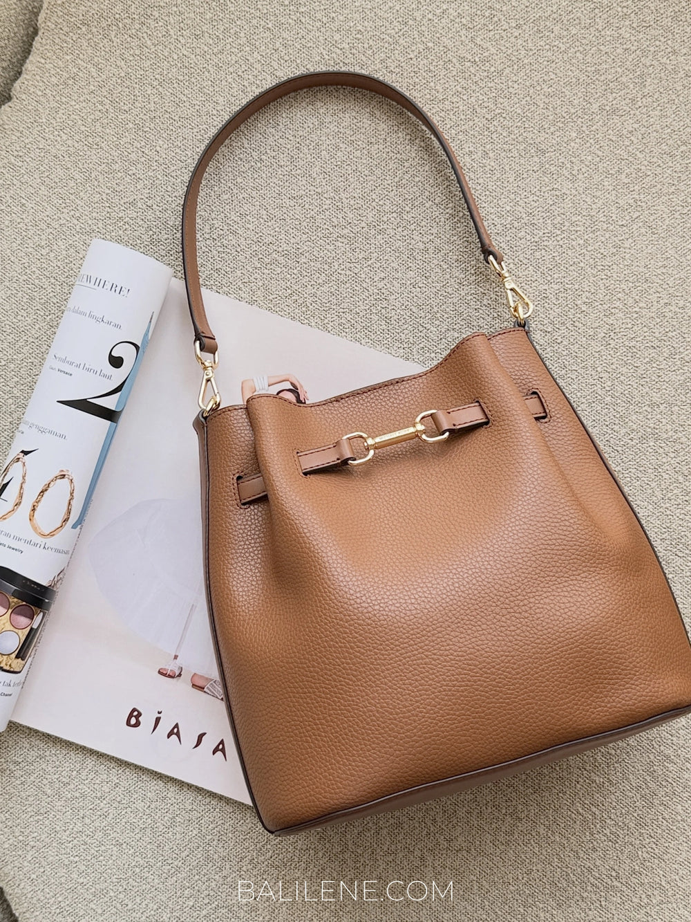 gambar-depan-Michael-Kors-Carson-Medium-Pebbled-Leather-Convertible-Bucket-Crossbody-Bag-Luggage-balilene