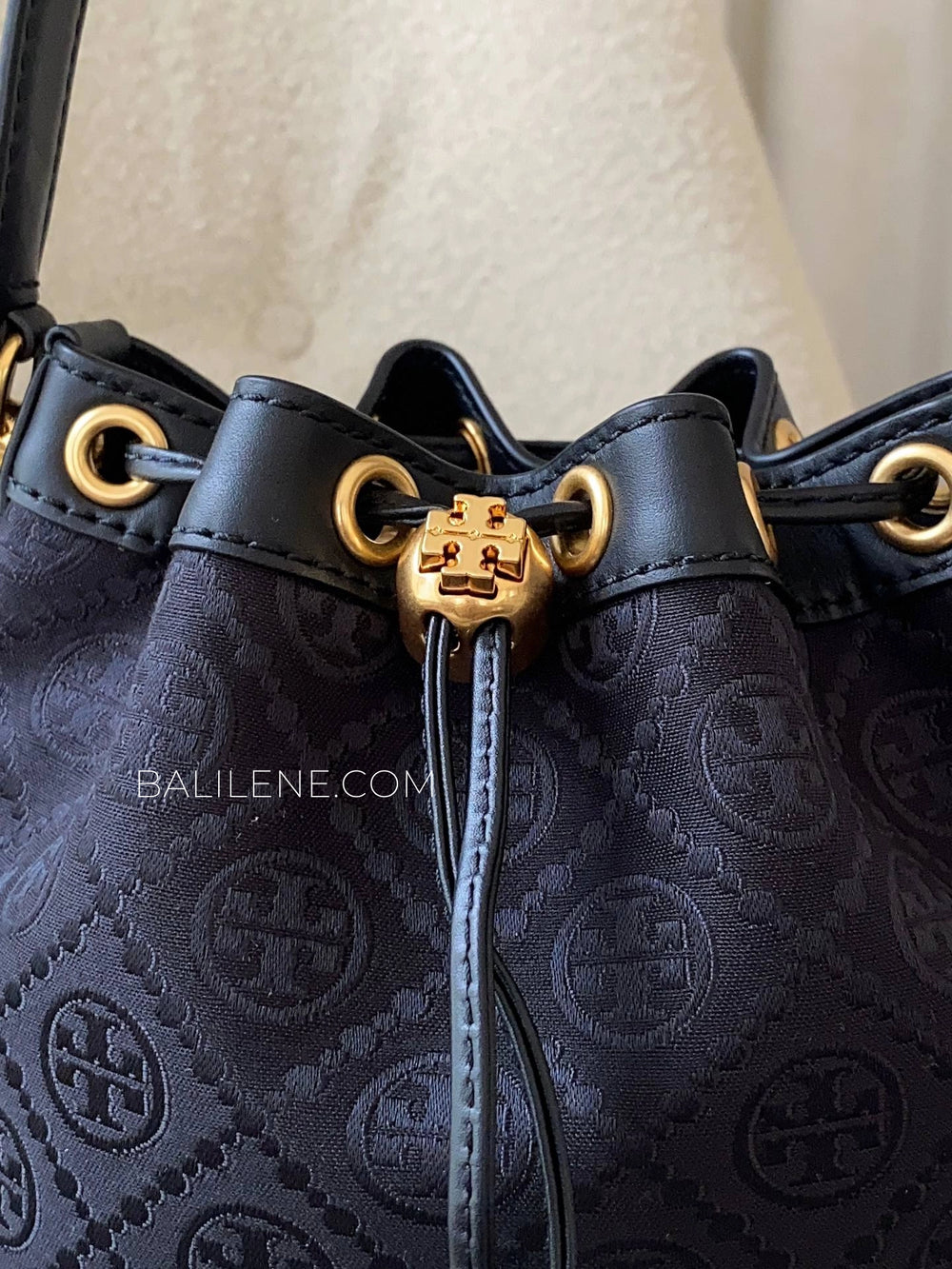 gambar-depan-Tory-Burch-T-Monogram-Bucket-Bag-Black-balilene