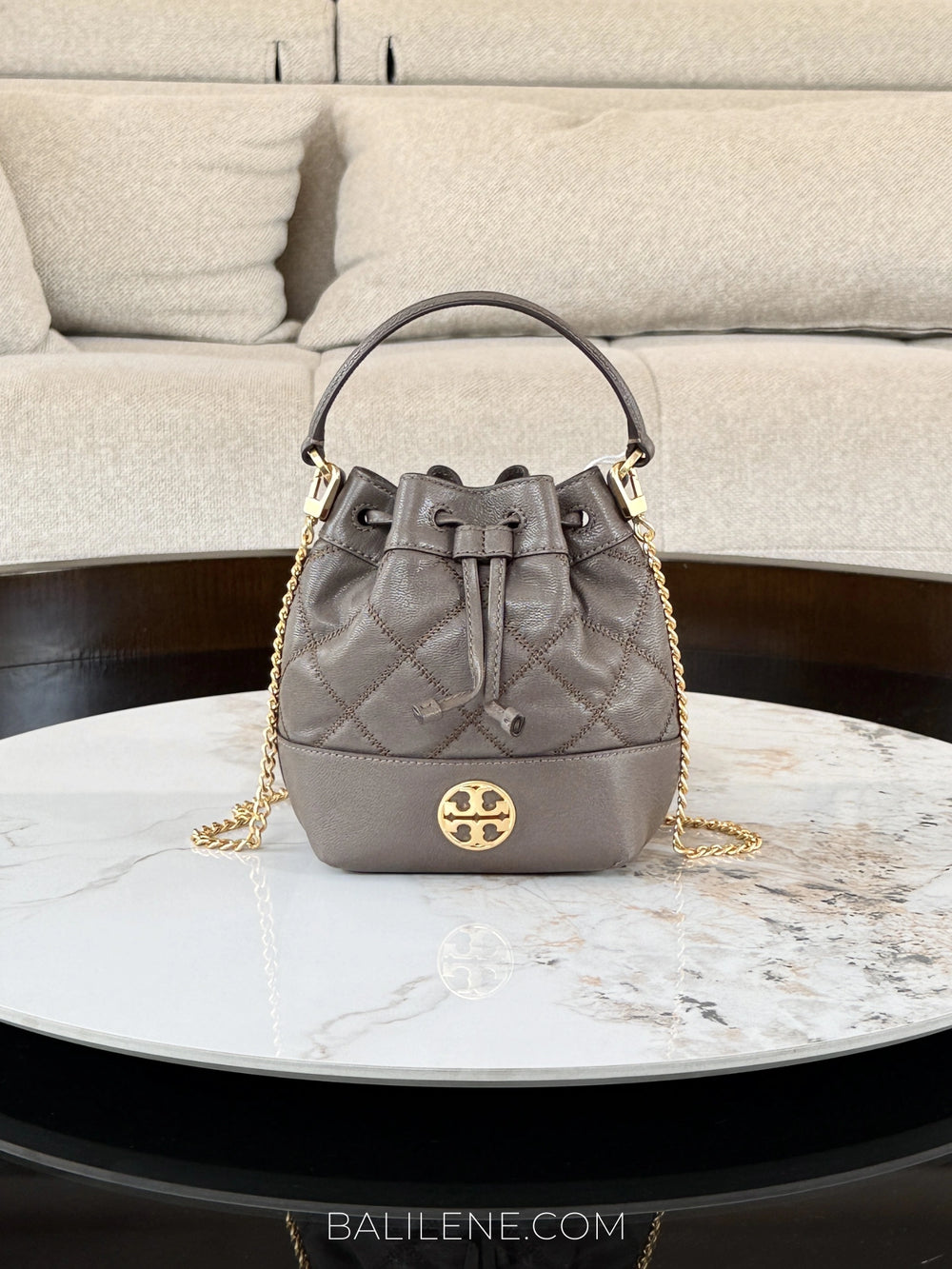 gambar-depan-Tory-Burch-Willa-Mini-Bucket-Bag-Volcanic-Stone-balilene