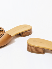 gambar-detail-bagian-belakang-Tory-Burch-Bombe-Miller-Slide-Calf-Leather-Caramel-Corn-Hornet