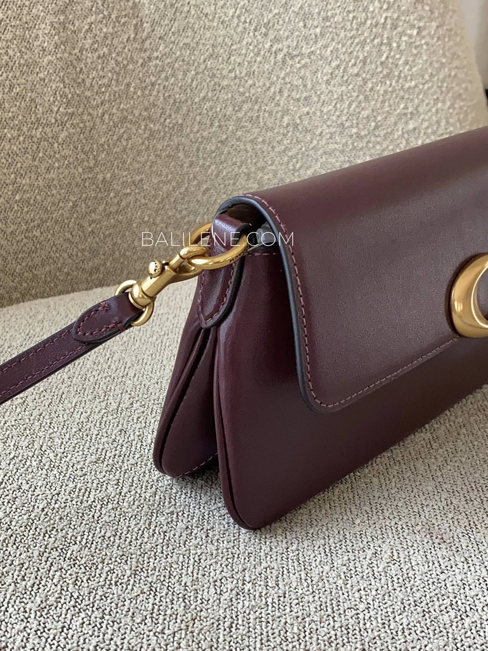 gambar-samping-Coach-Jet-Shoulder-Bag-Refined-Calf-Leather-Black-Currant-balilene