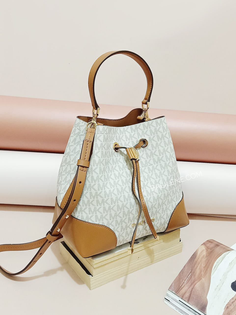 gambar-samping-Michael-Kors-Mercer-Gallery-Small-Logo-Shoulder-Bag-Vanilla