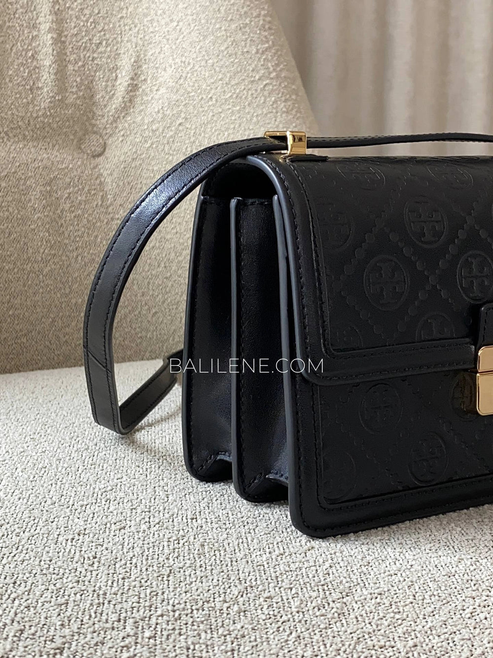 gambar-samping-Tory-Burch-T-Monogram-Leather-Shoulder-Bag-Black-balilene