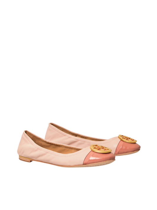 nampak-depan-Tory-Burch-Minnie-Patent-Cap-Toe-Ballet-Flat-Sea-Shell-Pink