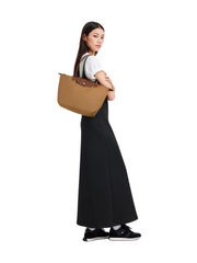 on-model-Longchamp-Le-Pliage-Original-Medium-Shoulder-Bag-Cinnamon
