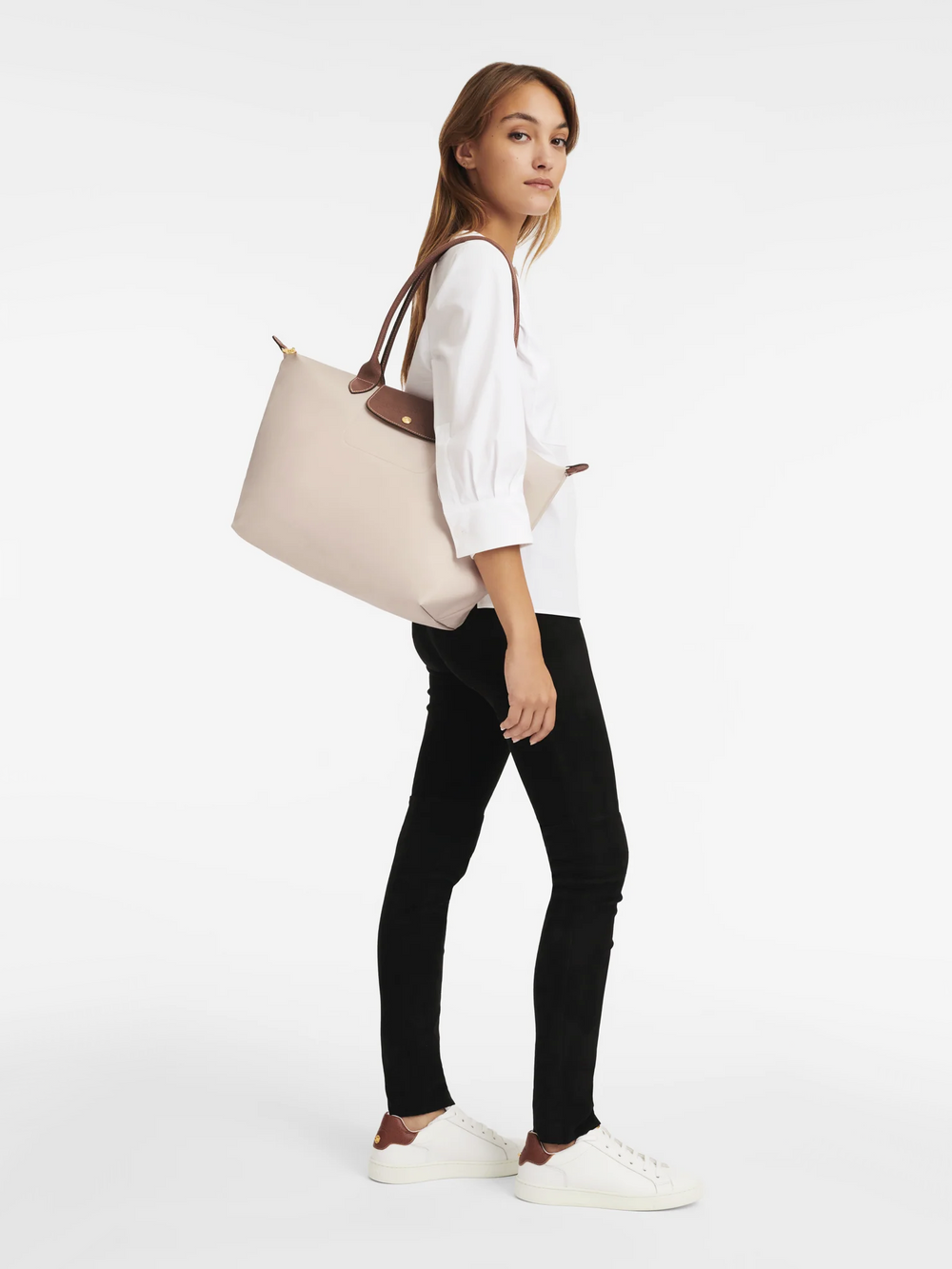 on-model-Longchamp-Le-Pliage-Original-Medium-Shoulder-Bag-Papier