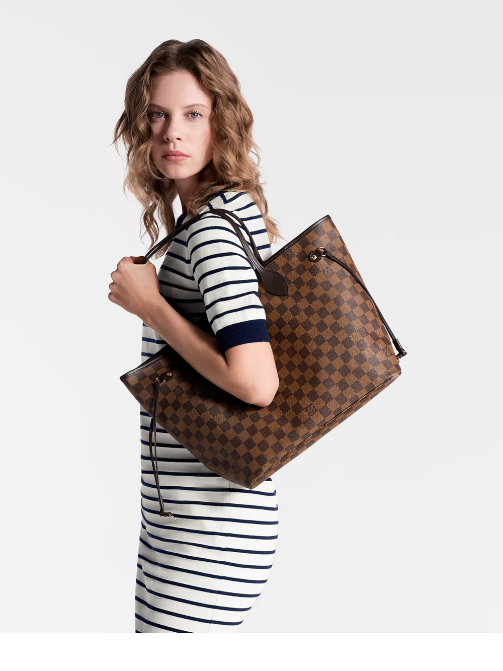 on-model-Louis-Vuitton-Neverfull-MM-Damier-Ebene-Cerise-Red