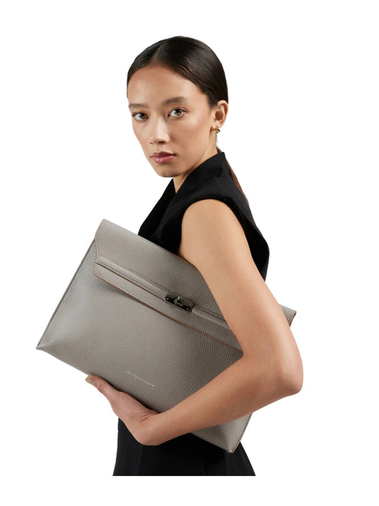 on-model-Smaak-Amsterdam-Cole-Taupe