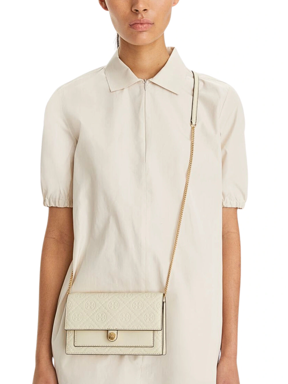 on-model-Tory-Burch-T-Monogram-Leather-Chain-Wallet-Light-Cream