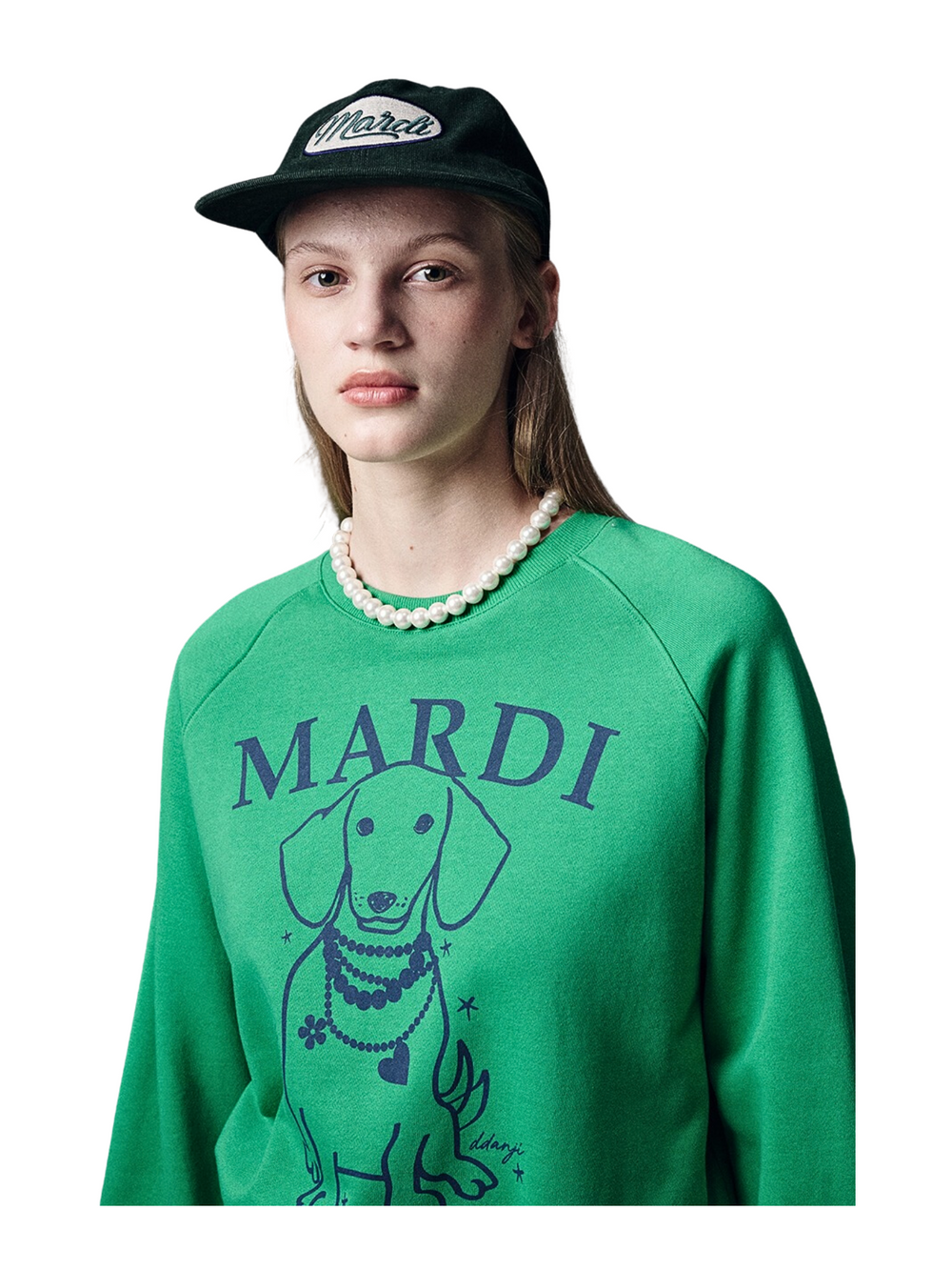 on-model-detail-Mardi-Mercredi-Sweatshirt-Raglan-Swing_-The-Tail-Ddanji-Pearl-Necklace-Green-Navy