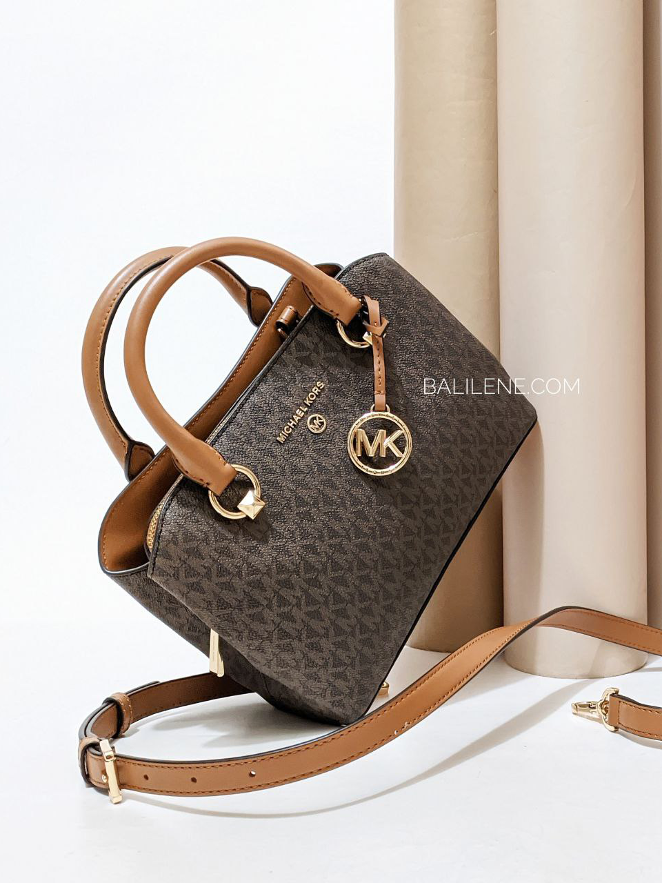 on-produk-Michael-Kors-Edith-Small-Logo-Satchel-Brown